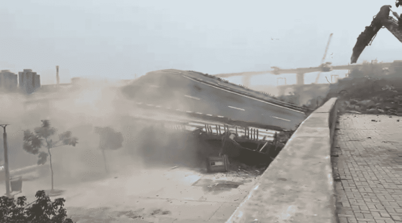 আমেদাবাদে সুভাষ ব্রিজ ভাঙার কাজে পাঁচটি স্প্যান সরানো হয়েছে