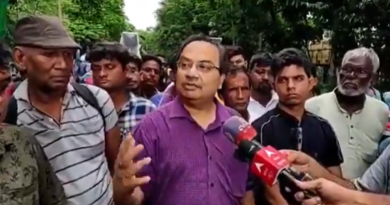 ২১ জুলাইয়ের শহিদ দিবস নিয়ে সাংবাদিকদের সঙ্গে কথা বলছেন কুণাল ঘোষ