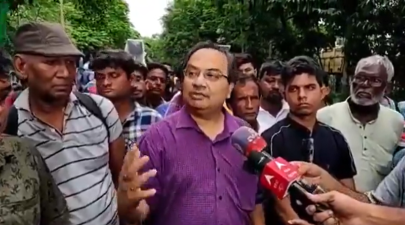 ২১ জুলাইয়ের শহিদ দিবস নিয়ে সাংবাদিকদের সঙ্গে কথা বলছেন কুণাল ঘোষ