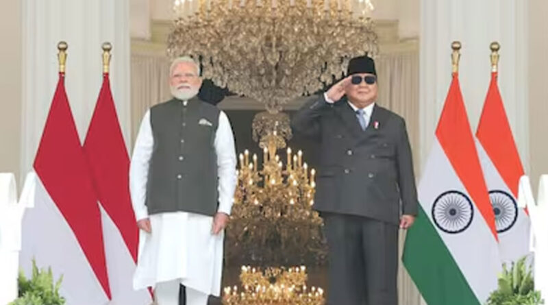 জাকার্তায় ইন্দোনেশিয়ার প্রেসিডেন্ট প্রবোও সুবিয়ান্তোর সঙ্গে ভারতের প্রধানমন্ত্রী নরেন্দ্র মোদীর করমর্দন