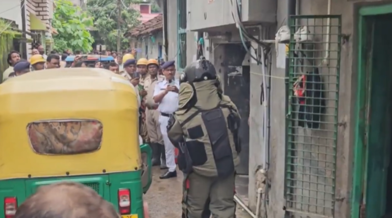 রাজারহাটের দক্ষিণ নারায়ণপুরে বিস্ফোরণস্থলে তদন্ত করছেন পুলিশ ও বোমা নিষ্ক্রিয়কারী দলের সদস্যেরা