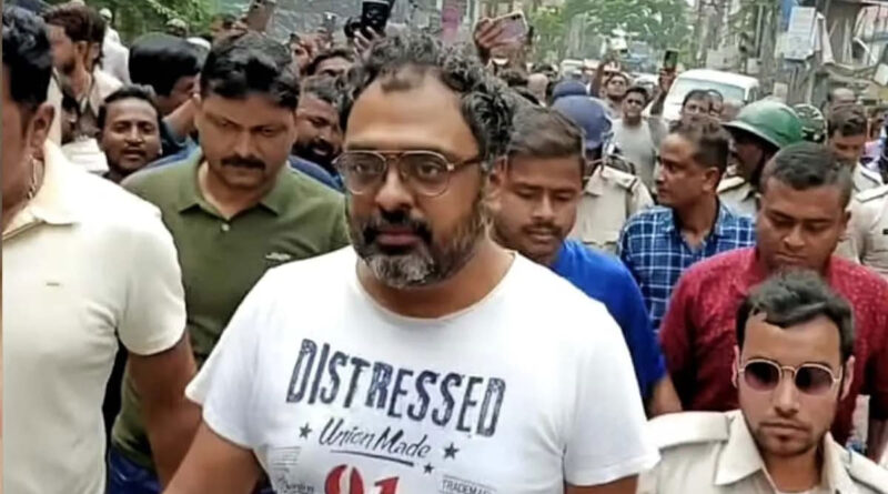 পুলিশি হেফাজতে তীর্থঙ্কর ঘোষকে পানিহাটির একটি এলাকায় নিয়ে যাচ্ছে খড়দহ থানার পুলিশ